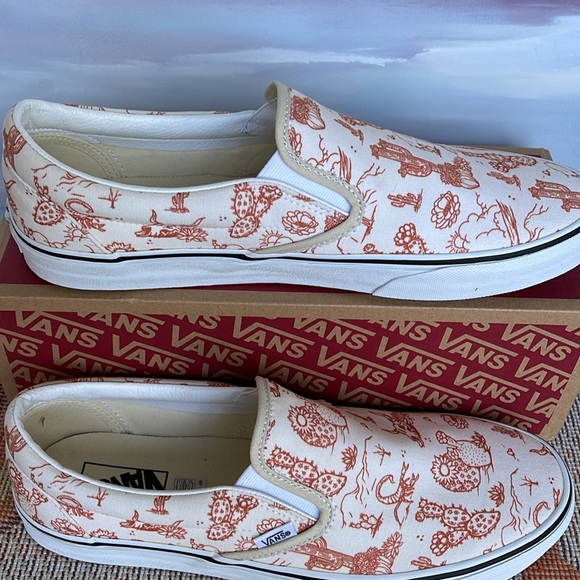 Vans Men’s Classic Slip-On 
Desert Vibes Turtledove/Tr Wht
VN0A5JLX8NL
Sneakers - Picture 2 of 16